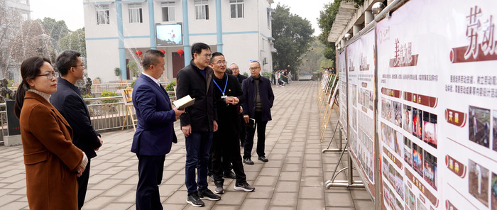 市委常委、副市长李翔调研江安四中_副本3.jpg 市委常委、副市长李翔调研江安四中_副本3.jpg
