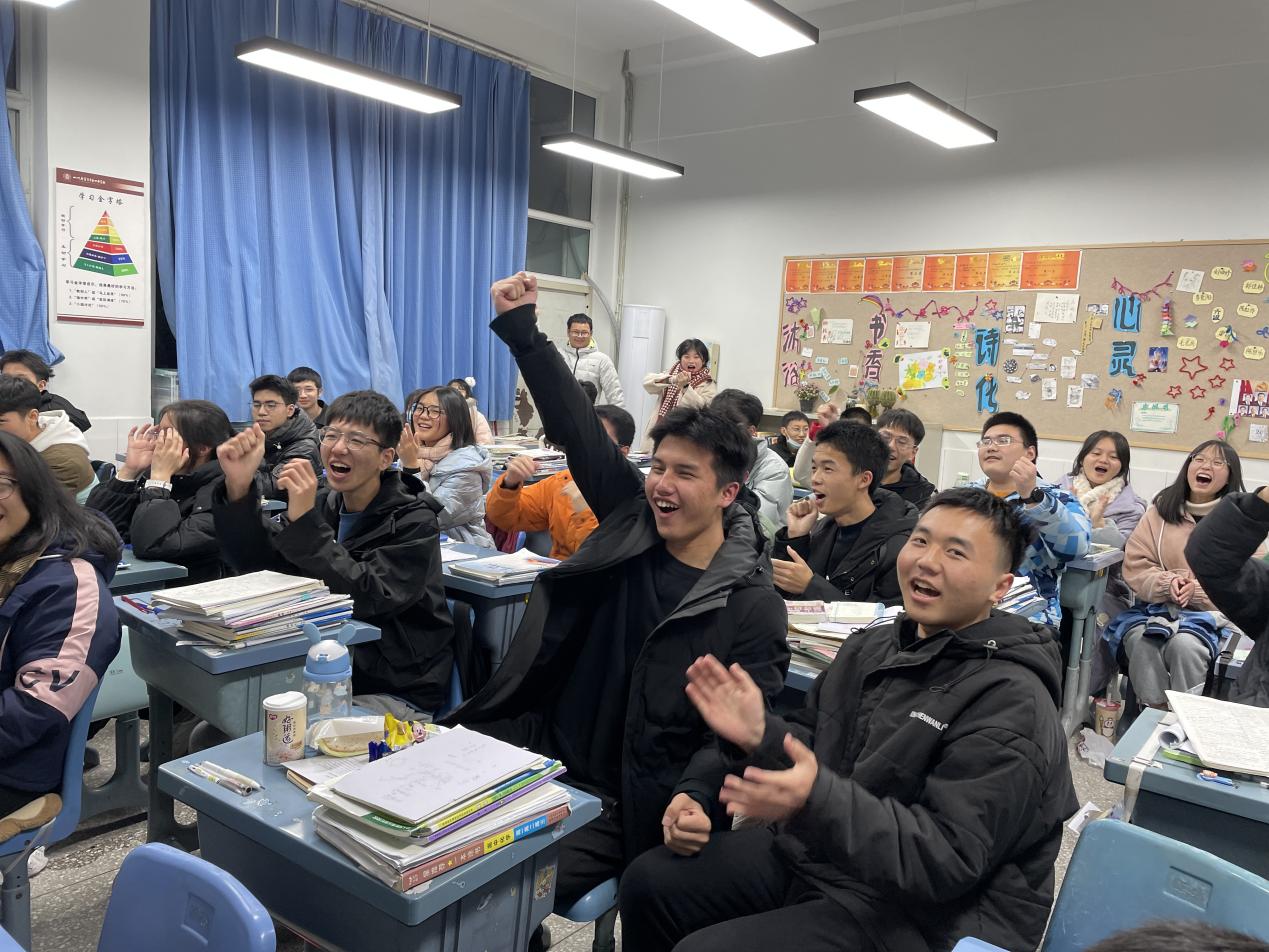 情满冬日  爱暖学生——宜宾市四中的老师们又双叒叕给学生送福利啦！