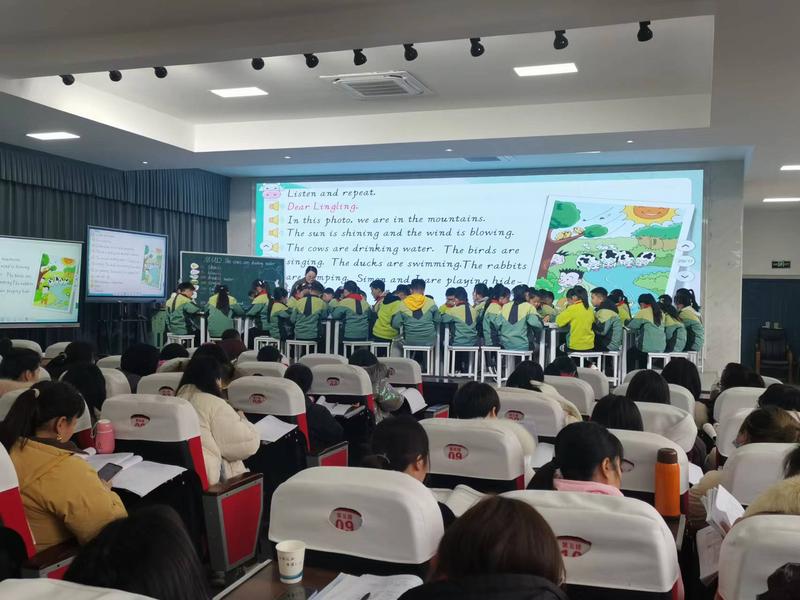 示范引领促高效 观课议课共成长 ——记四川省黄虎彪名师工作室宜宾市赵菊英工作站 参加宜宾市“国培计划”（2022）农村小学英语骨干教师培训活动