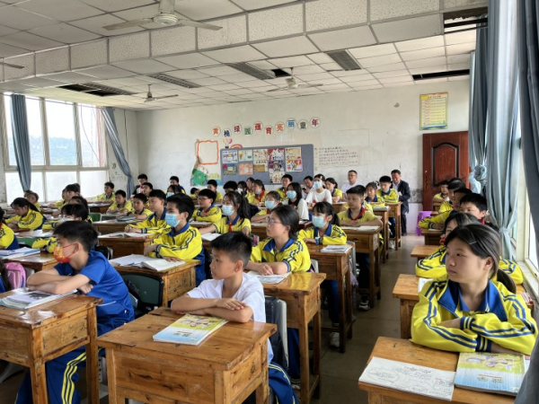 教学视导助发展 全面把脉促提升——翠屏区师培中心视导黄桷庄小学