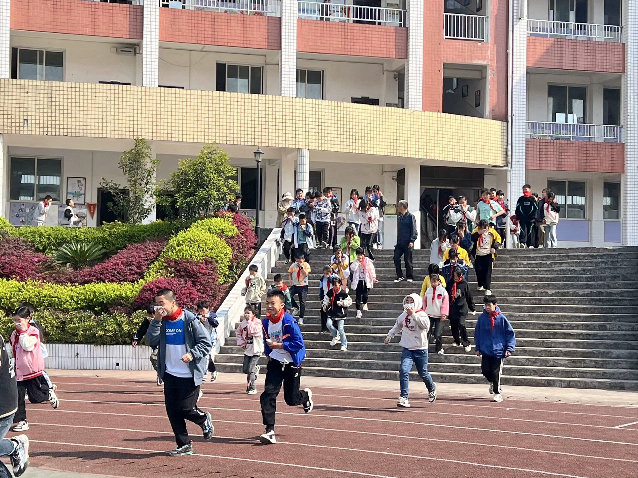 树立安全意识，创建平安校园